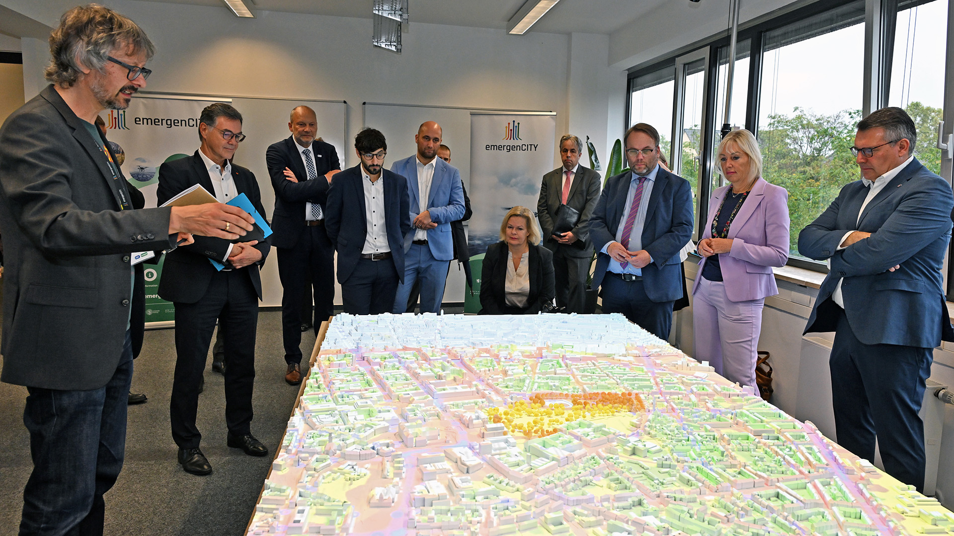 Bundesinnenministerin Nancy Faeser, Hessens Digitalministerin Kristina Sinemus und Hessens Wissenschaftsminister Timon Gremmels besuchten emergenCITY.
