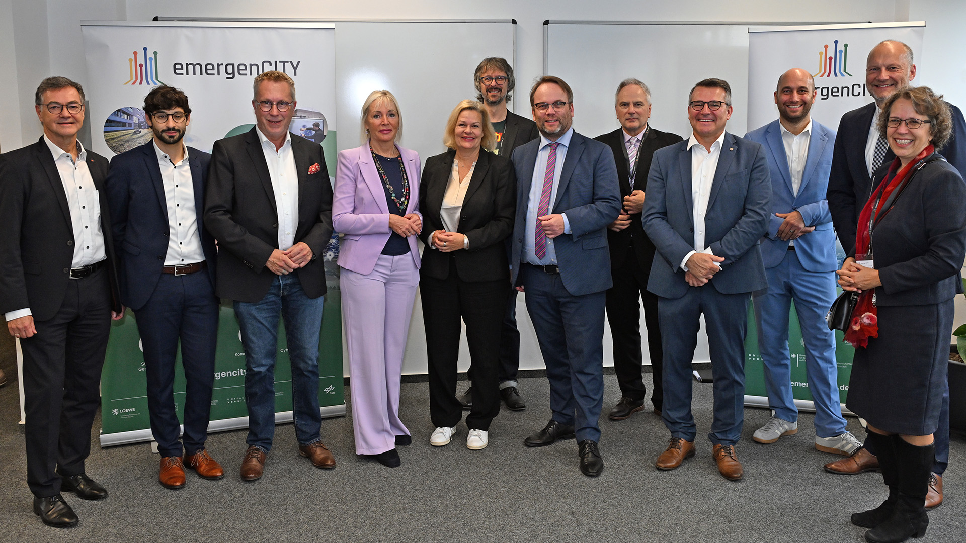 Gruppenfoto mit BBK-Präsident Ralph Tiesler, Hessens Digitalministerin Kristina Sinemus, Bundesinnenministerin Nancy Faeser, Hessens Wissenschaftsminister Timon Gremmels und Abgebordneten sowie emergenCITY- und TU-Darmstadt Vertreter:innen.