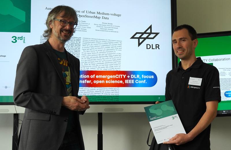 Zwei Menschen vor einem Smart Board mit Details zum ausgezeichneten Artikel