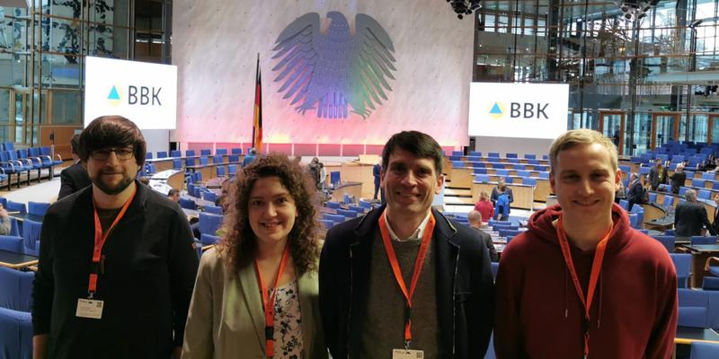 Vier Wissenschaftler:innen stehen im World Conference Center in Bonn.