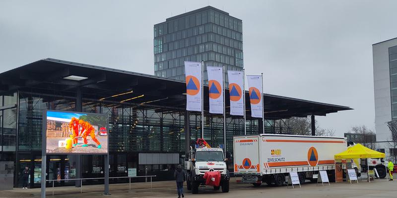 World Conference Center in Bonn mit BBK Fahrzeugen.