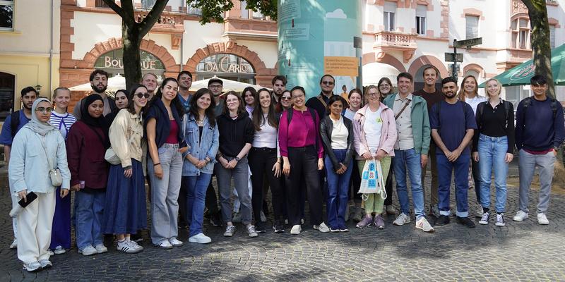 A group picture of all students and organizers with Joachim Schulze in front of the Advertising Pillar 4.0