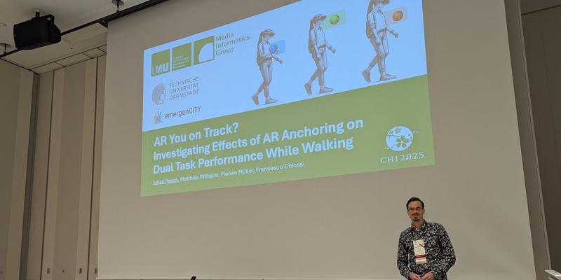 Ein Wissenschaftler präsentiert seine Arbeit auf der ACM CHI Konferenz.