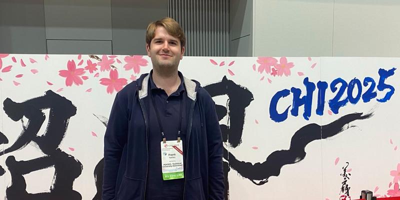 Assoziierter emergenCITY WiMi Frank Nelles stellte ein Paper auf der CHI 2025 vor. Frank Nelles steht vor dem CHI 2025 Logo