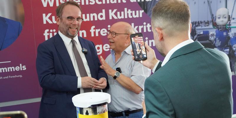 Ein Mann filmt zwei Personen (Timon Gremmels und Hans-Joachim Heist).