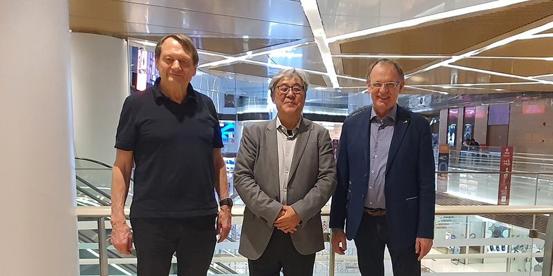 Drei Professoren Ottohein Herzog und Wu Zhiqiang von der Tongji University und Max Mühlhäuser von der TU Darmstadt an der Tongji-Universität in Shanghai.